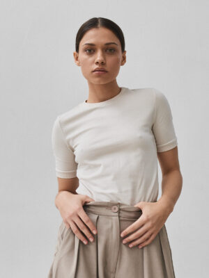 bluzka z dopasowanym rękawem BASIC almond beige